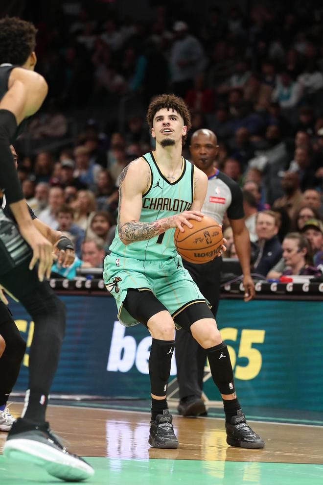 意大利男篮完胜法国男篮，福克斯绝境逆转的简单介绍