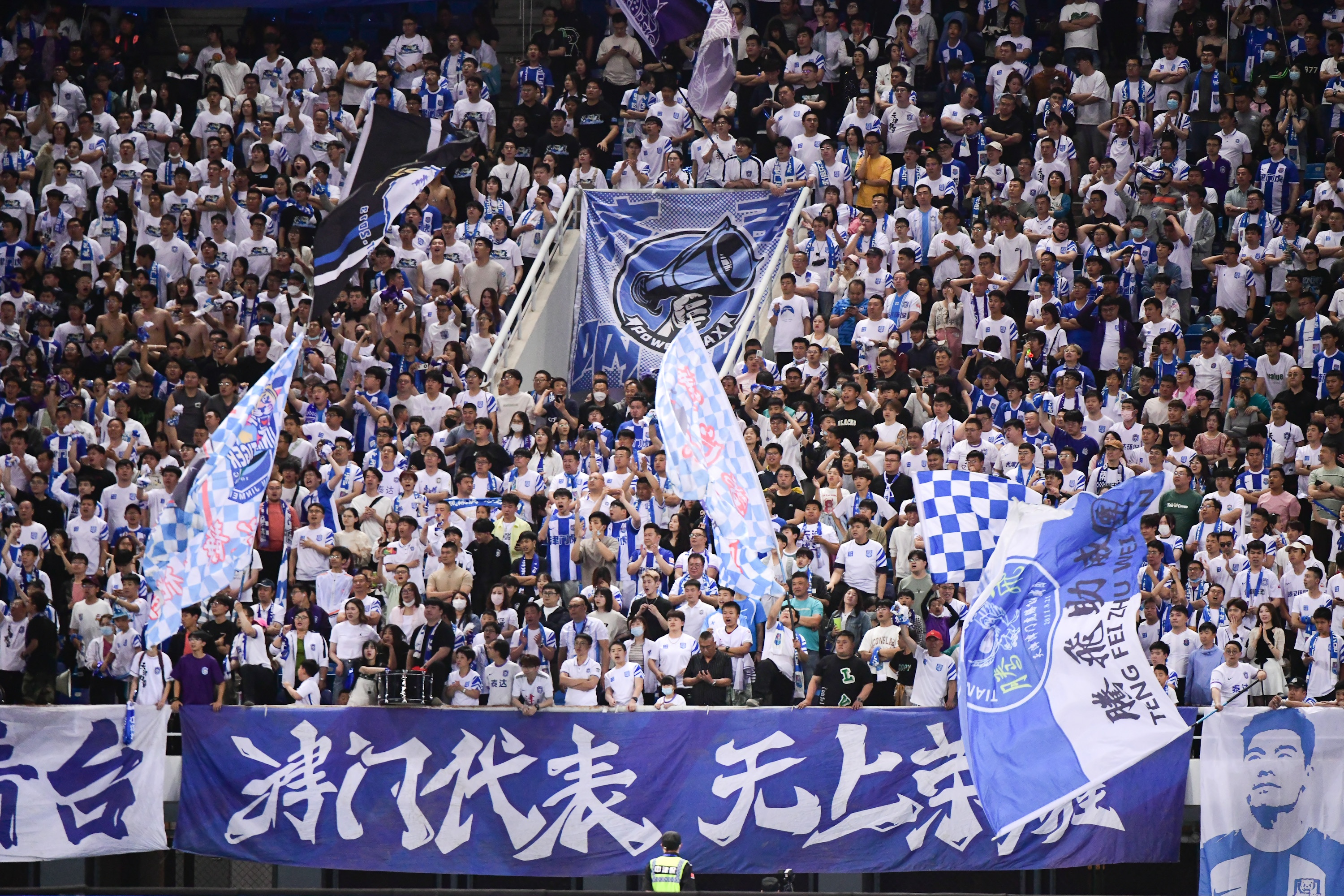 球队连续主场作战，球迷纷纷到场观战的简单介绍