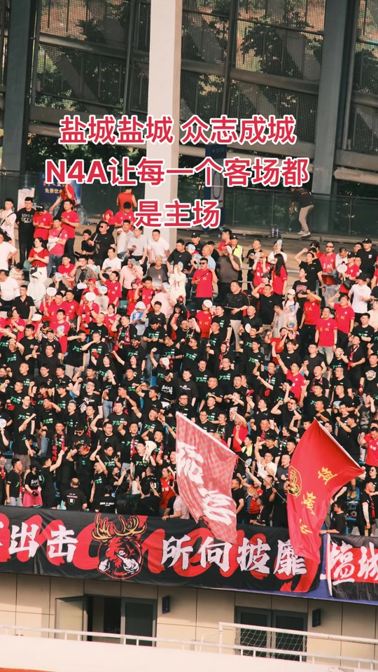 精彩对抗打动球迷,现场观众沸腾欢呼 精彩对抗打动球迷,现场观众沸腾欢呼