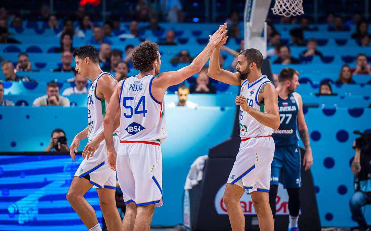 包含意大利后卫突破封堵对手展现实力的词条