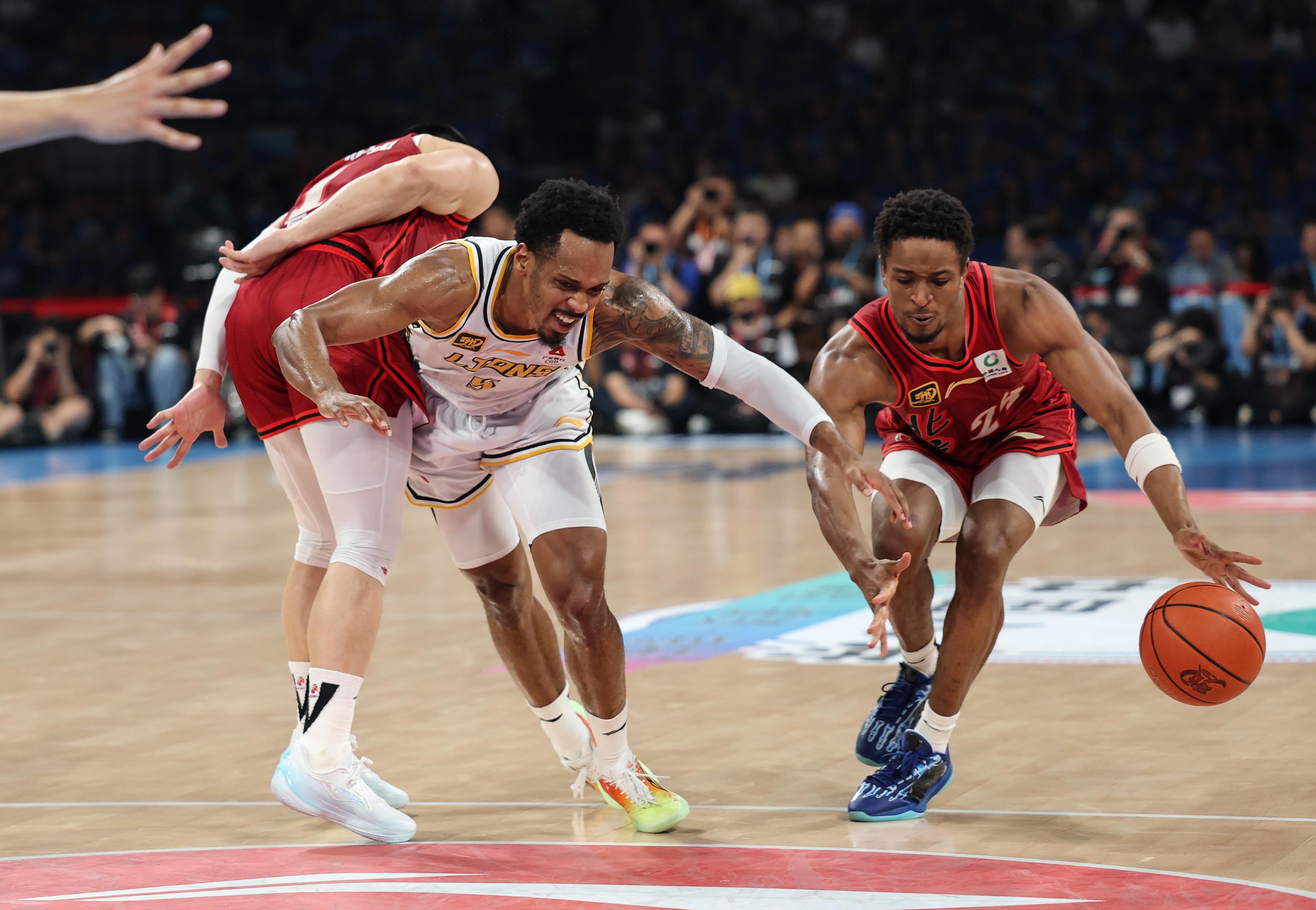 开云sport-人豪取十连胜,篮网擒掘金,东部强队明显突出